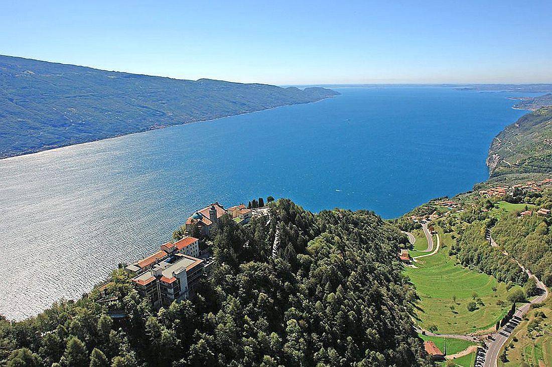 Appartement entier, Appartement de vacances pour 4 personnes avec terrasse in Tignale, Montagnes autour du lac de Garde