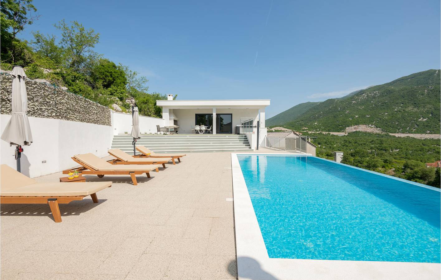 Geräumige 2-Zimmer-Wohnung mit Pool und Terrasse in bester Lage in Makarska Riviera