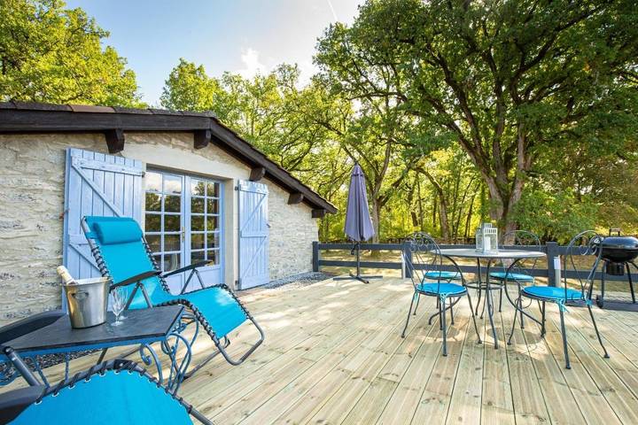 Gîte pour 2 personnes, avec vue ainsi que jardin et piscine à Concots