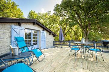 Gîte pour 2 personnes, avec piscine ainsi que vue et jardin à Concots