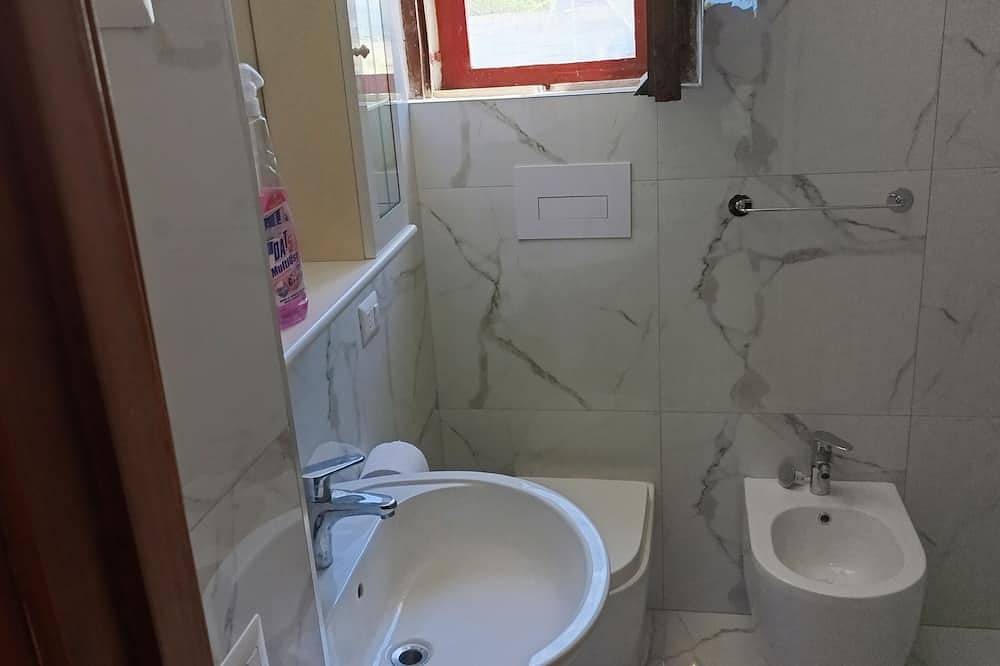 Entire apartment, Cozy House in Villa sleeps 9 2 bathrooms large veranda 3 doubles in Vico del Gargano, Gargano