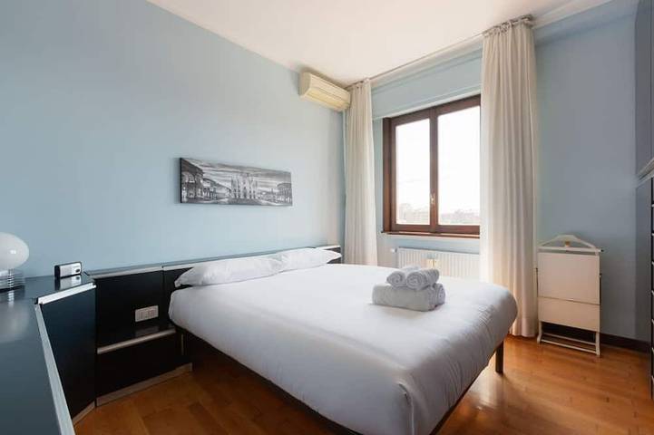 Apartamento entero, Cozy 105m2 apartment, able to accommodate up to 6 people, located on the seventh floor of a building with a lift. The property is located near the new fashion design district of via Savona. The neighborhood is well connected thanks to local public transp in Cusano Milanino, Provincia de Milan