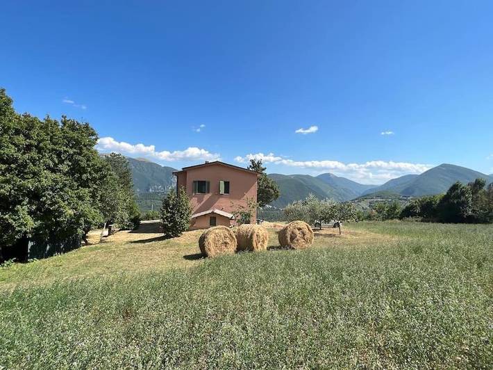 Casa vacanza per 8 persone, con panorama e giardino in Cerreto di Spoleto