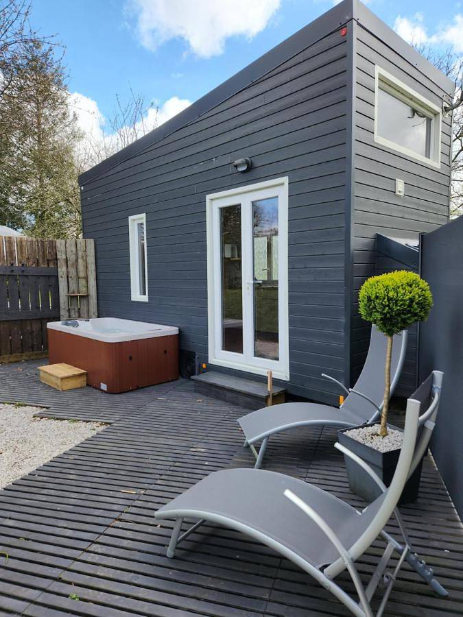 Le cocon d'amour " tiny-house avec jaccuzi privé " in Précorbin, Région de Saint-Lô