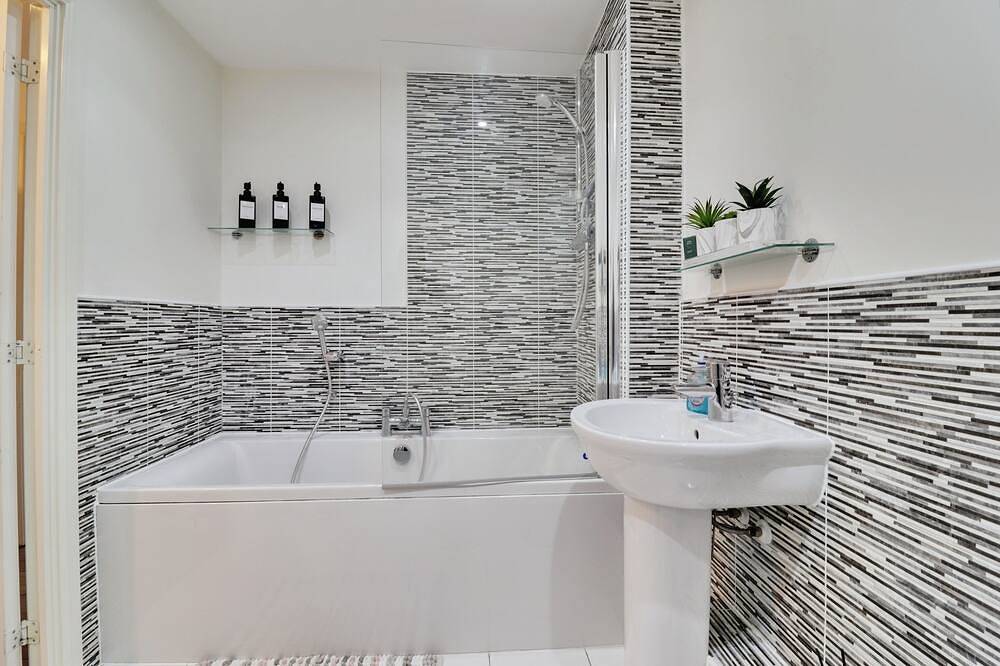 Entire apartment, Modern & Cosy Apartment with free parking, 5 minutes from town centre! in Stafford, Staffordshire