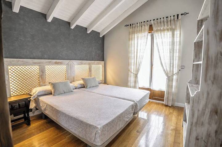 Vacation home with a private pool and garden, a barbecue, and close to beaches. in Puente Arce, Piélagos