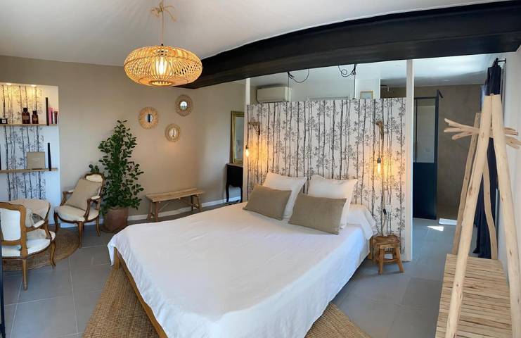 Location de vacances pour 2 personnes, avec vue et terrasse ainsi que jardin et piscine à Auriol - 2