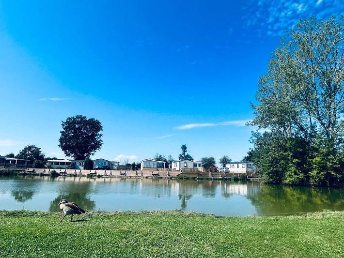 Gîte pour 6 personnes, avec terrasse et vue sur le lac à Steenvoorde