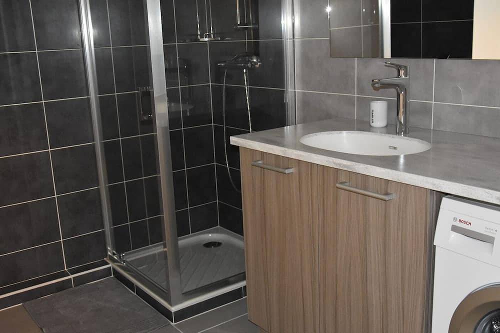 Entire apartment, Modern Apartment with Large Terrace Near Ski Resorts in Bozel, Les Trois Vallées