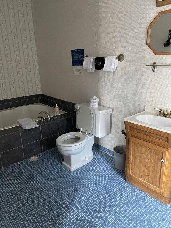 Ah #2 · Ah #2 Queen Suite w/Jacuzzi in Wabasha, Wabasha County