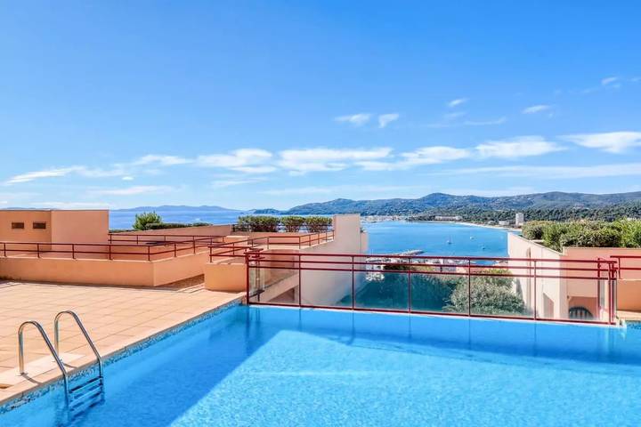 Gîte pour 6 personnes, avec piscine ainsi que vue et balcon dans Le Lavandou - 4