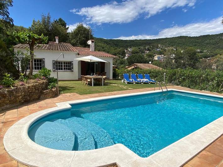 Casa rural para 6 personas, con vistas además de piscina y jardín en Calonge