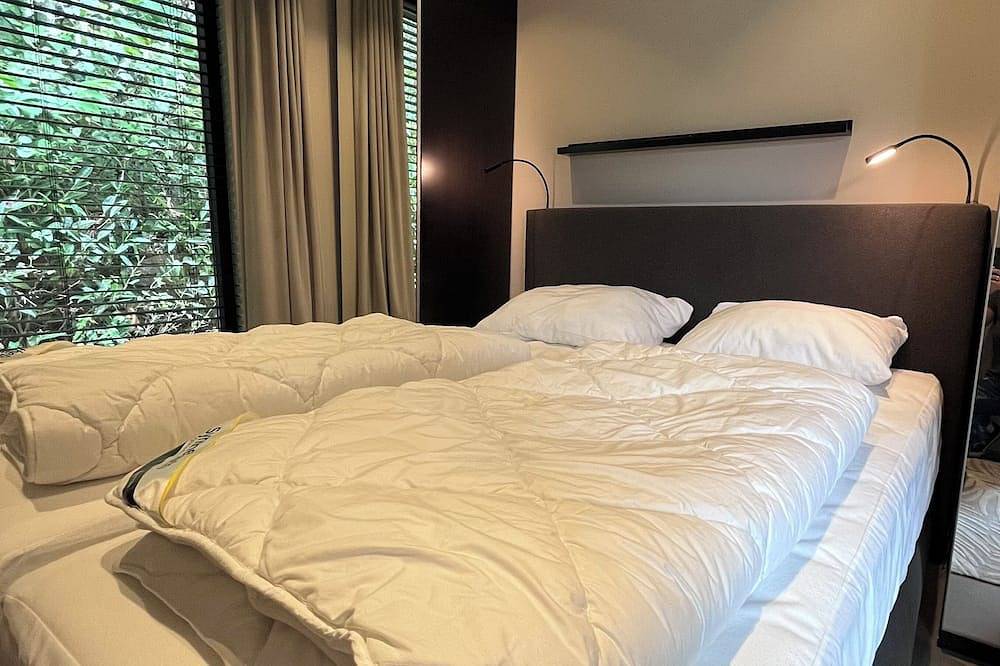 Luxury holiday chalet in Zeeland: Julianahoeve Renesse. Close to beach & centre in Renesse Strand, Renesse