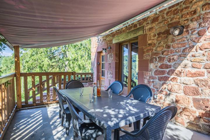 Gîte de Ségonzac : vue sur le lac, terrasse privée et Wi-Fi in Villecomtal, Aveyron