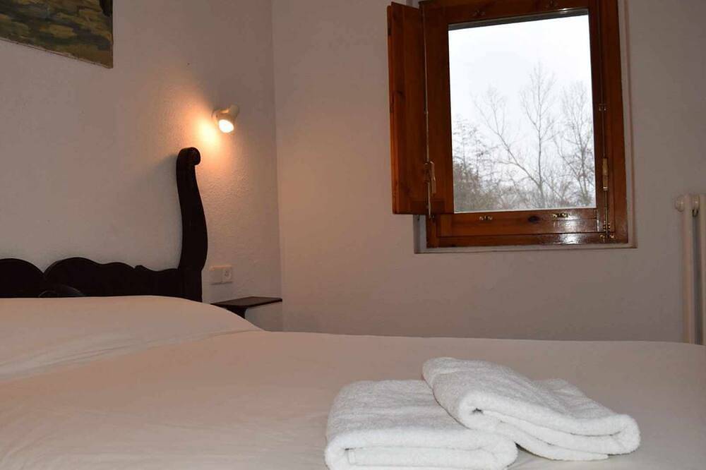 Apartamento entero, Apartamento 'Mas El Carrer - Verd' con piscina compartida, jardín compartido y Wi-Fi in Santa Pau, Parc Natural de Zona Volcànica de la Garrotxa