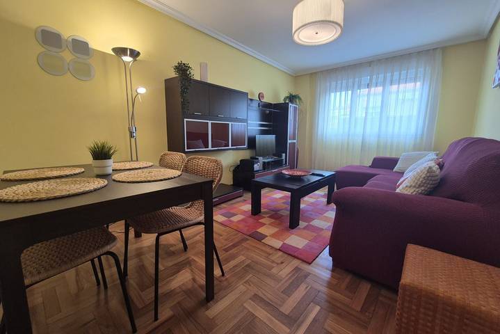 Apartamento entero, A solo 1 km de la Playa de Poniente: un encantador apartamento vacacional in Distrito Centro (Gijón), Gijón