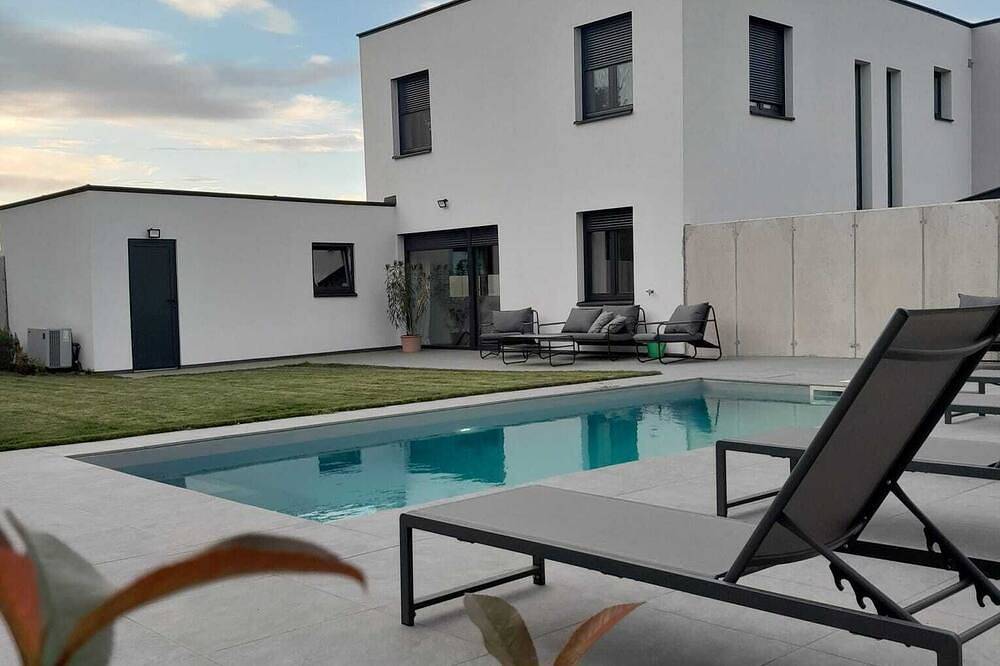 The Moment Luxury Suites- Parndorf, Modernes Haus in Parndorf mit Garten & Pool in Neusiedlersee-Hügelland