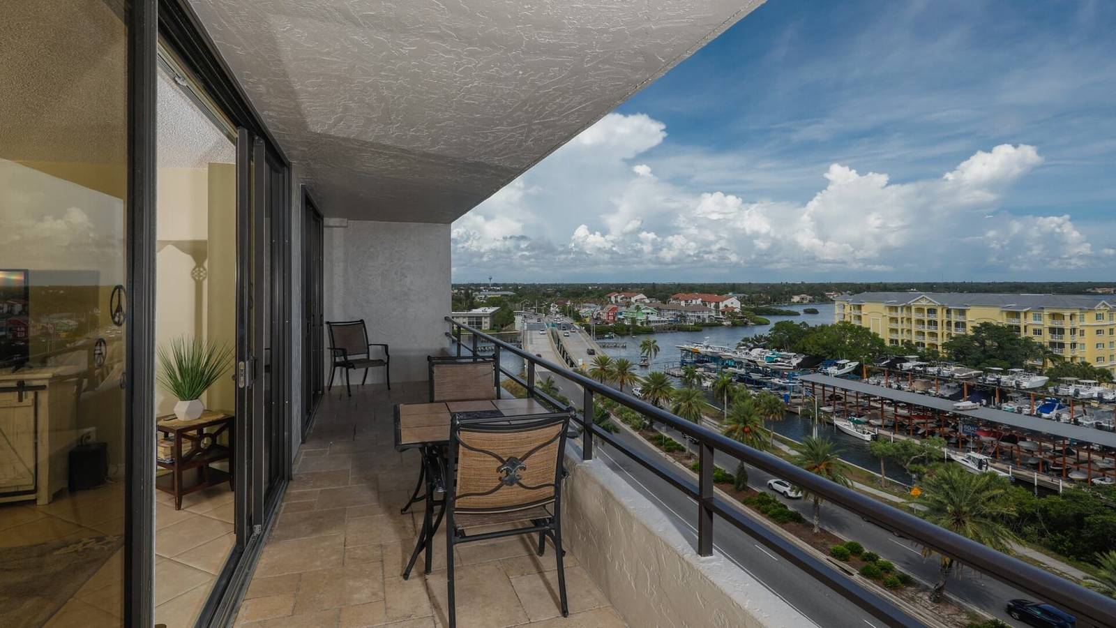 Hel lägenhet, Luxury Contemporary Style Apartment on The Anchorage, Siesta Key Apartment 1001 in Siesta Key, Florida, Sarasota County