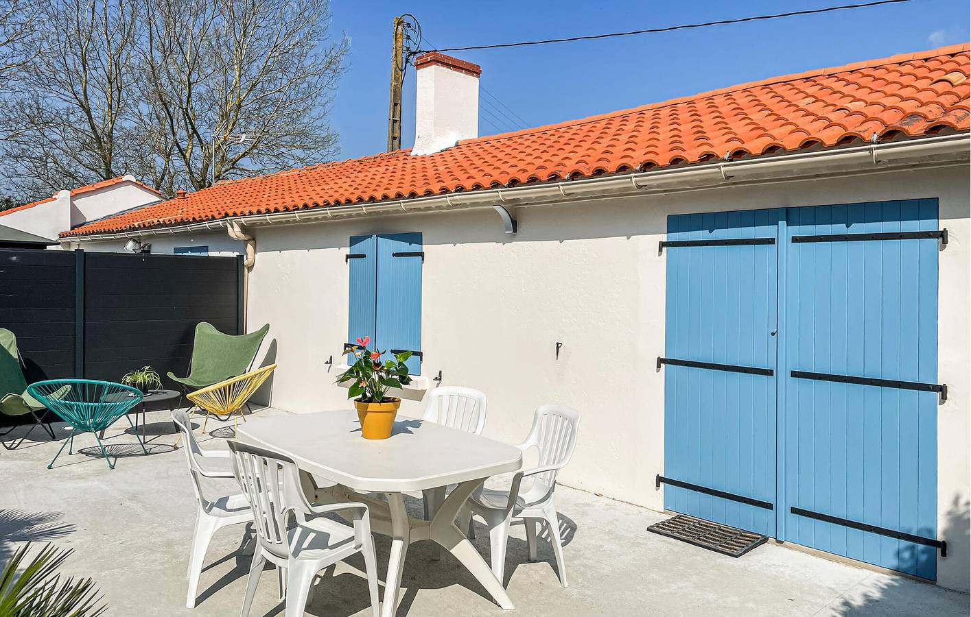 Cozy Apartment with AC, TV, Freezer & Parking near Plage du Pont d'Yeu in Notre-Dame-de-Monts, Vendée