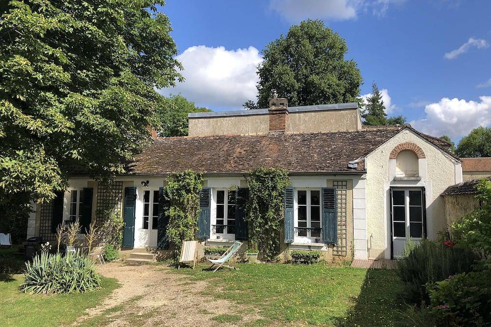 Pretty House in beautiful park in Samoreau, Seine-et-Marne