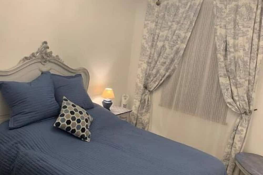 Apartamento entero, Maison du Roy -Upper Chambers .  July and August is Available! in Saint-Antonin-Noble-Val, Macizo Central