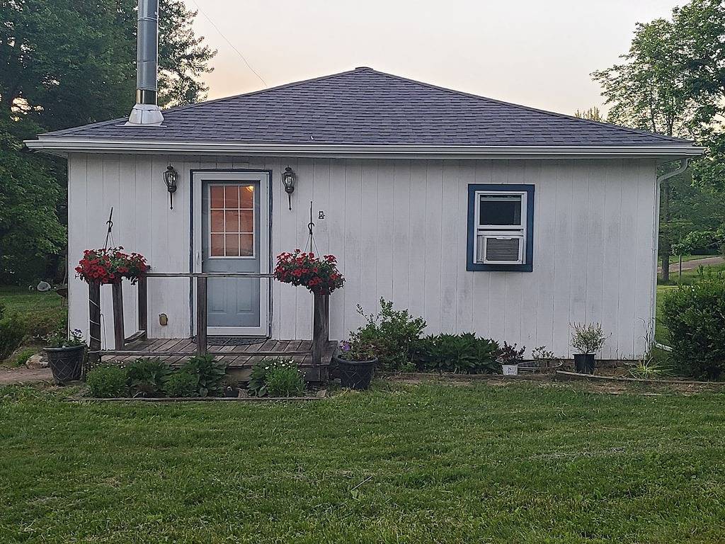 Sunset cottage complete w/large deck, fire pit and mins away from public beach in Mahoning County