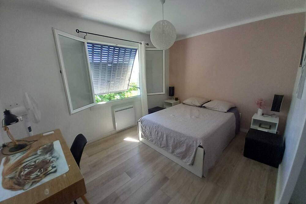 1.5 km from \"plage de la Garde\" Top of Villa with private garden and barbecue area in La Garde, Toulon region