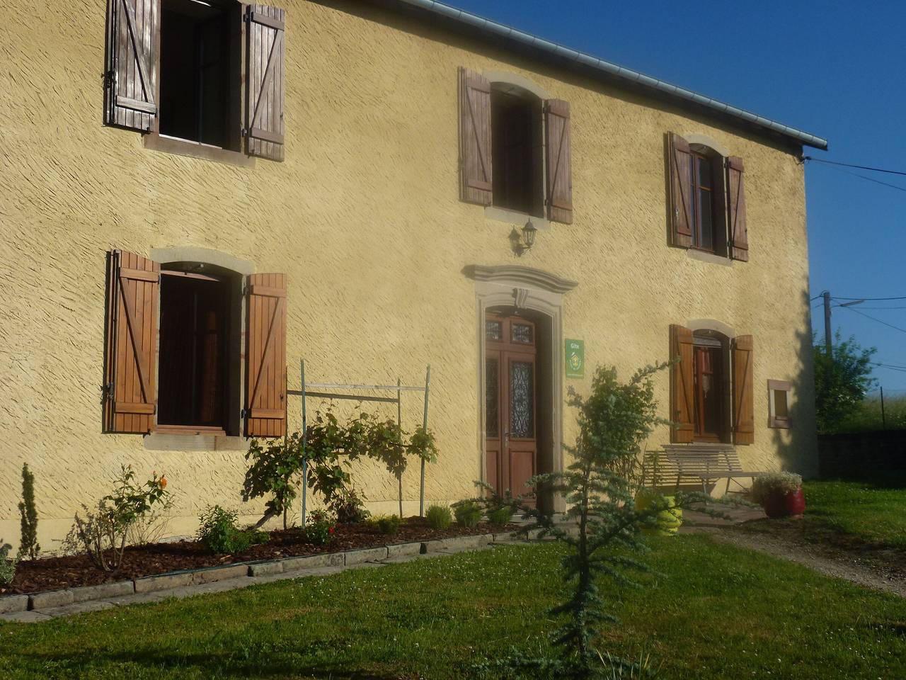 Charmant gîte historique avec terrasse, salle de jeux, et recharge électrique – proche Vittel & Contrexéville in Serocourt, Neufchâteau