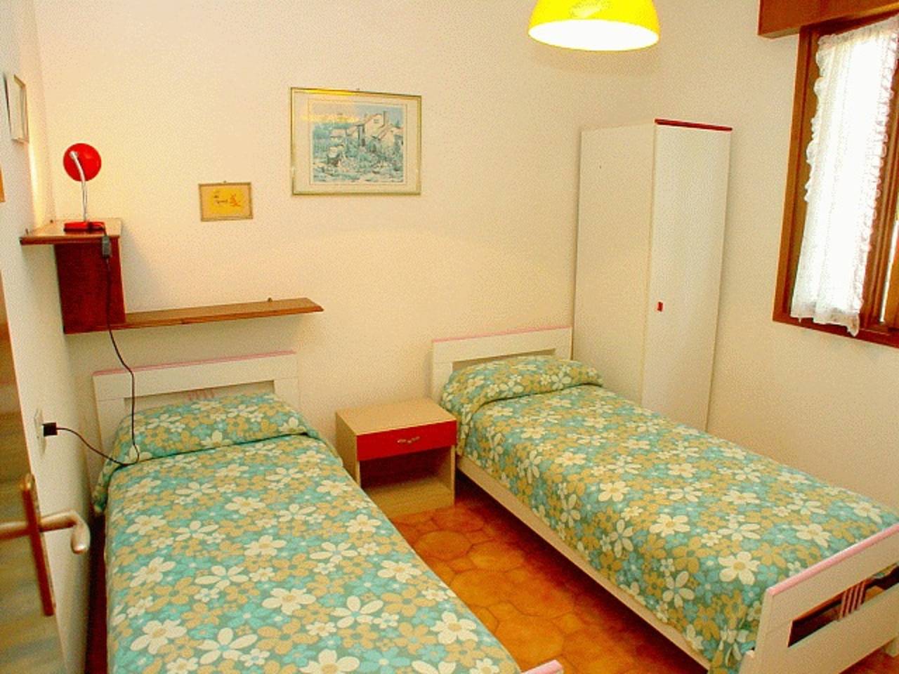 Apartamento entero, Apartamento de tres habitaciones con Wifi y aparcamiento privado a 100 metros de la playa de Lignano. in Ribera de Lignano, Lignano Sabbiadoro