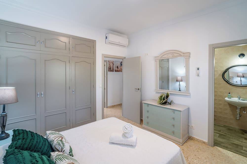 Casita Los Garranchos en la campiña andaluza rodeada de olivos in La Carlota, Provincia de Córdoba