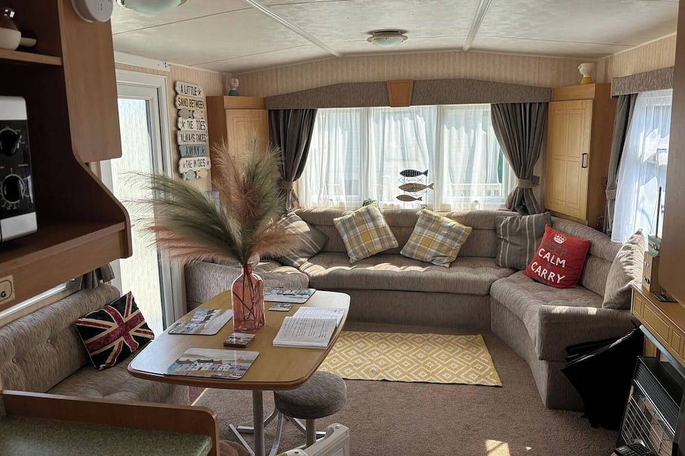 2 Bed Caravan - Sleeps 6 - Pets - Parking - Wifi in Ingoldmells, Lincolnshire
