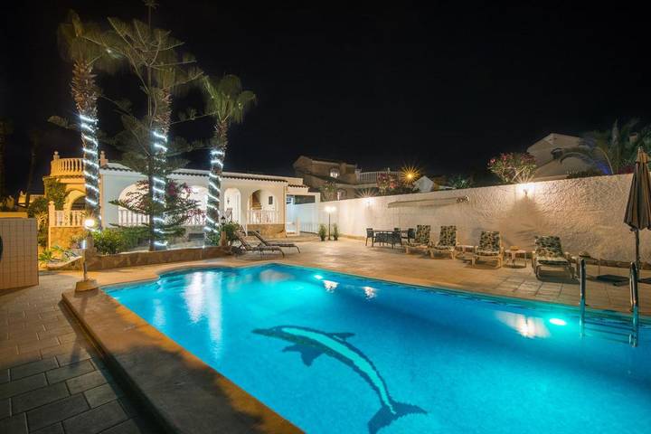 Villa voor 8 personen, with Balkon and Whirlpool as well as Terras and Tuin in Gran Alacant