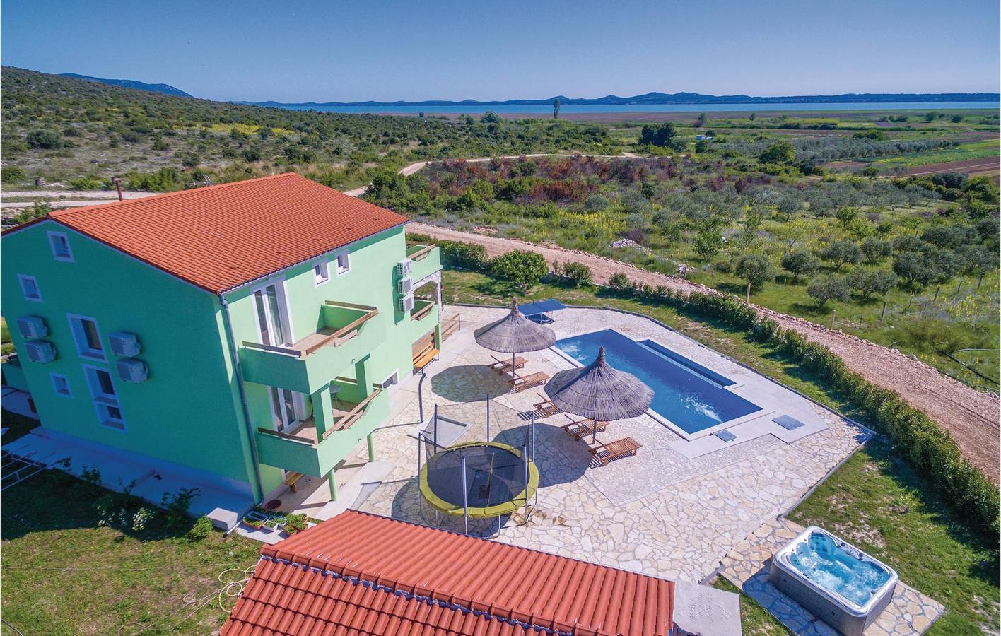 Charmantes 2-Zimmer-Apartment mit saisonalem Pool und Terrasse in Pakostane, Zadar