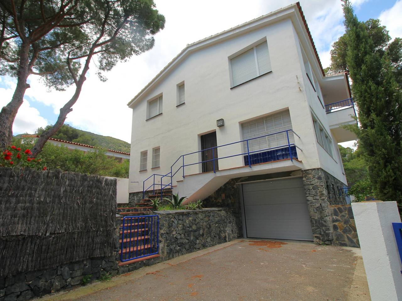 Appartamento intero, Spacious Apartment with Large Terrace and Garage in Fané de Baix, 50m from Llançà Bypass in Llanca, Upper Empordà