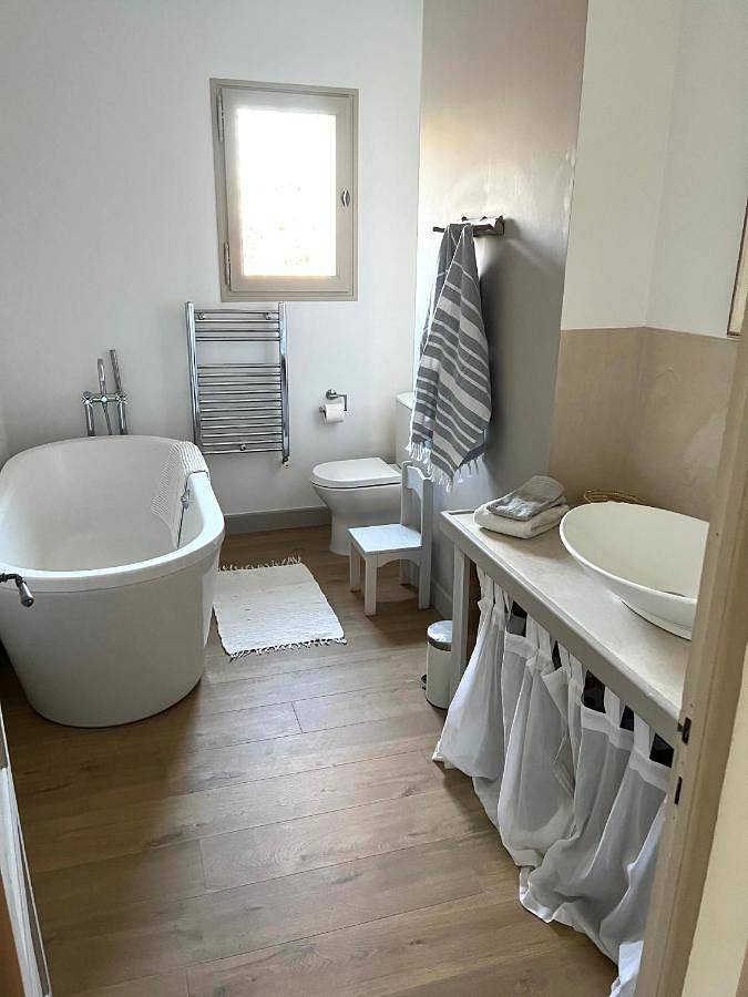 Location de vacances pour 10 personnes, avec vue ainsi que piscine et jardin, animaux acceptés à Eygalières - 4