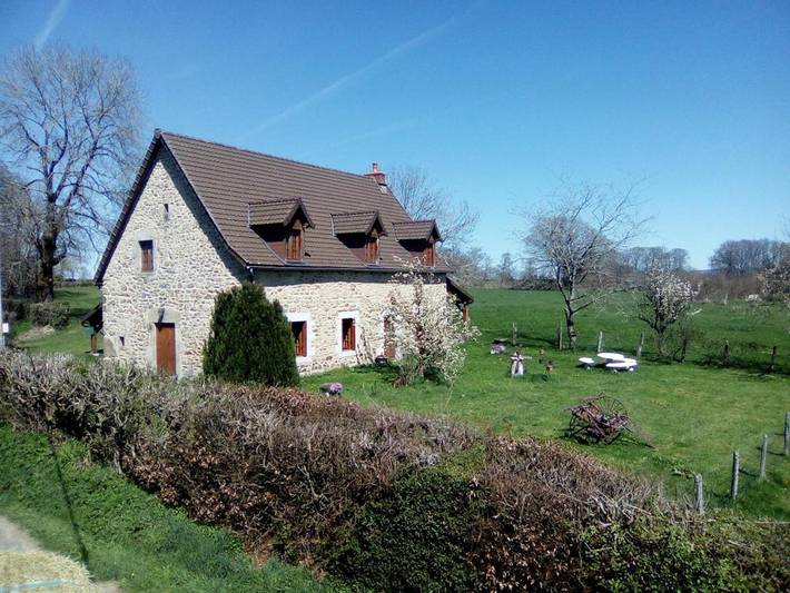 Gîte pour 6 personnes, avec jardin et terrasse, animaux acceptés à Labessette