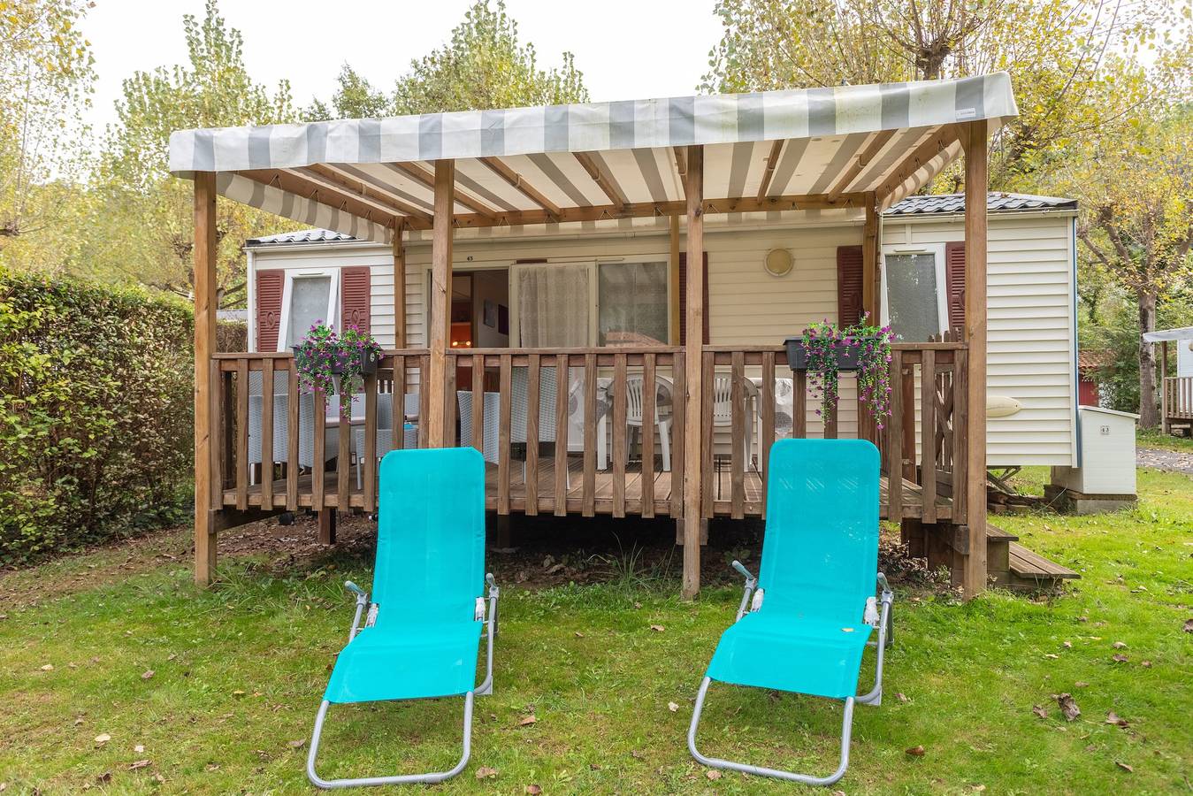 Mobile Home 'Mobile-home Camping De La Truite' with Mountain View, Private Terrace and Wi-Fi in Ascarat, Bayonne region