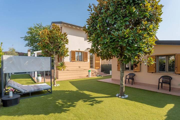 Villa per 10 persone, con Balcone e Terrazza nonché Giardino e Panorama a Pietrasanta