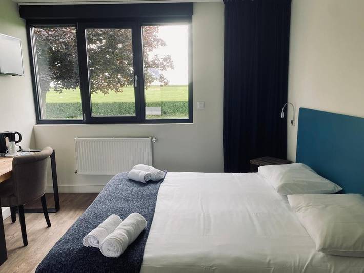 Hôtel pour 3 personnes, avec Terrasse ainsi que Jardin et Vue à Buigny-Saint-Maclou