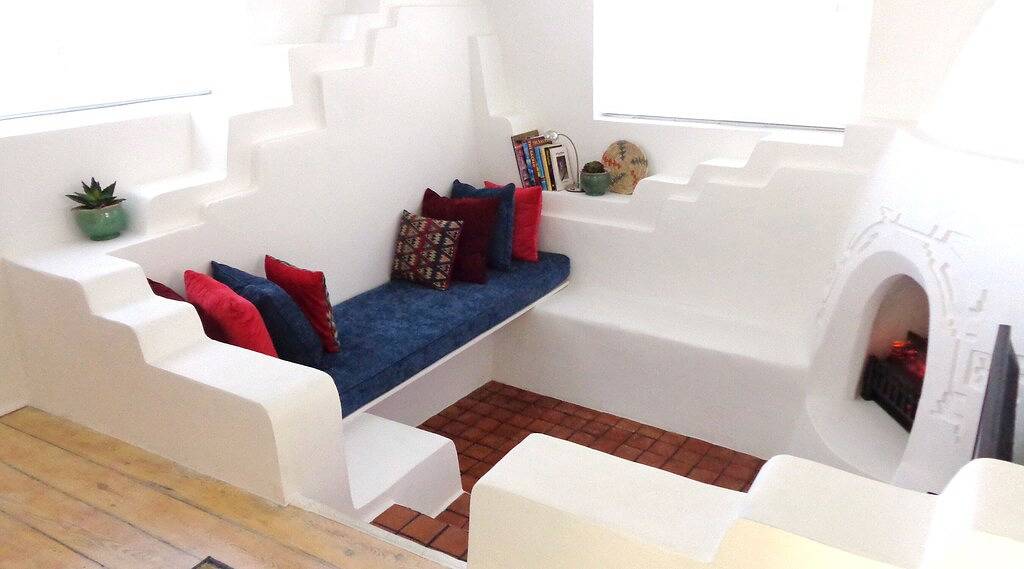 Pueblo Deco fängt die Essenz der Taos Adobe Innenarchitektur ein in Taos, Taos County