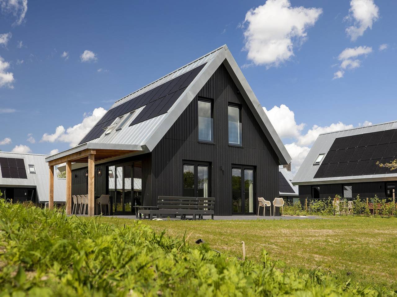 Beautiful villa on the water, on a holiday park in Friesland in Sint Nicolaasga, Ijsselmeer