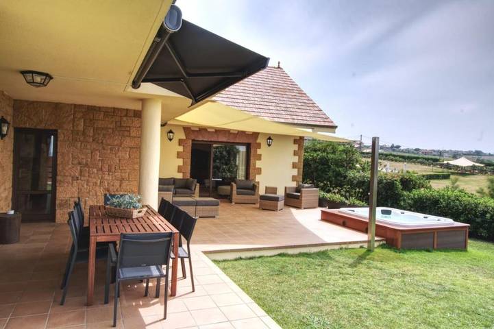 Chalet para 16 personas, con jardín además de piscina y vistas, Se admiten mascotas en Cantabria - 3