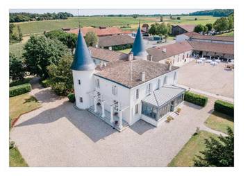 Gîte pour 13 personnes, avec piscine ainsi que terrasse et vue à Lignan-de-Bordeaux