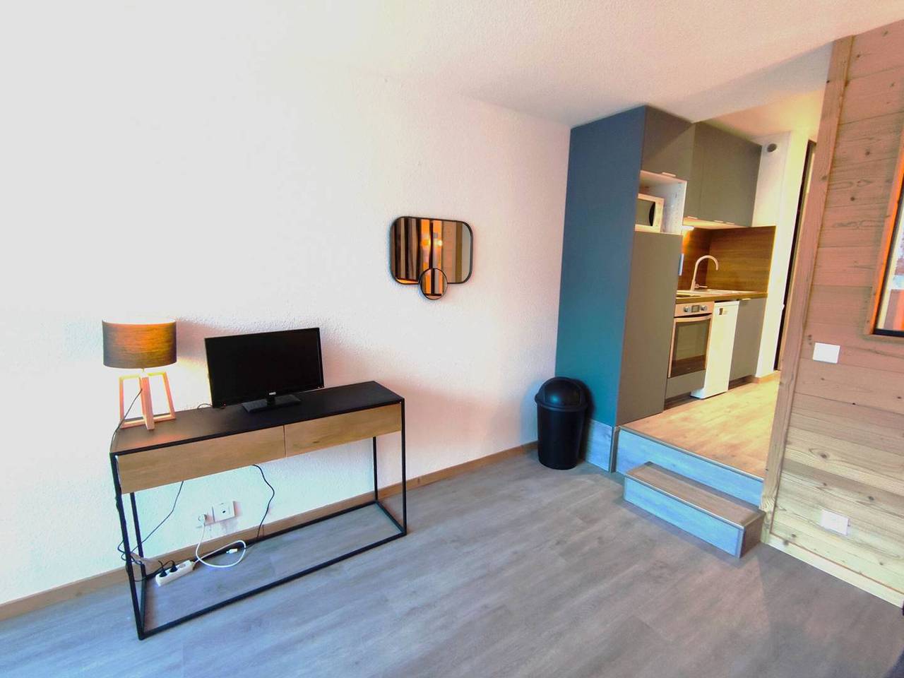 Entire apartment, Renovated 2-Room Ski-in/Ski-out, South-Facing Balcony, Close to Shops and Activities in Isola 2000, Isola