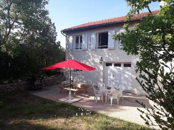 Gîte pour 8 personnes, avec terrasse et vue à Cornus