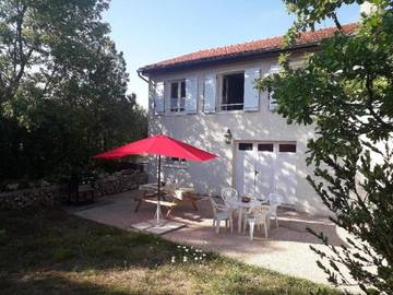 Gîte pour 8 personnes, avec terrasse et vue à Cornus