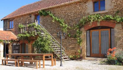 Chambre d’hôte pour 2 personnes, avec jardin et piscine, adapté aux familles à Saint-Amand-de-Coly