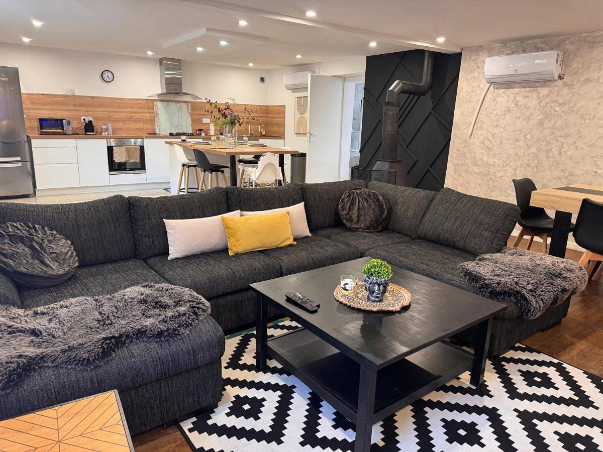 Appartement entier, Three-Bedroom Apartment in Bussières-lès-Belmont, Champsevraine