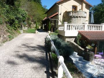 Cottage pour 2 personnes, avec jacuzzi et sauna ainsi que piscine et jardin dans le Puy-de-Dôme