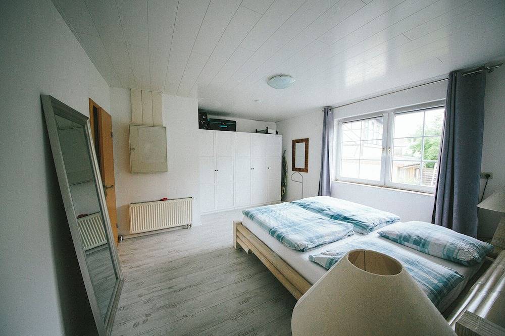 Ganze Wohnung, Huge Deluxe Apartment, 140sqm, Whirlpool, Shower, Netflix, Prime, Wifi, Balkony in Rudolstadt, Saaleland